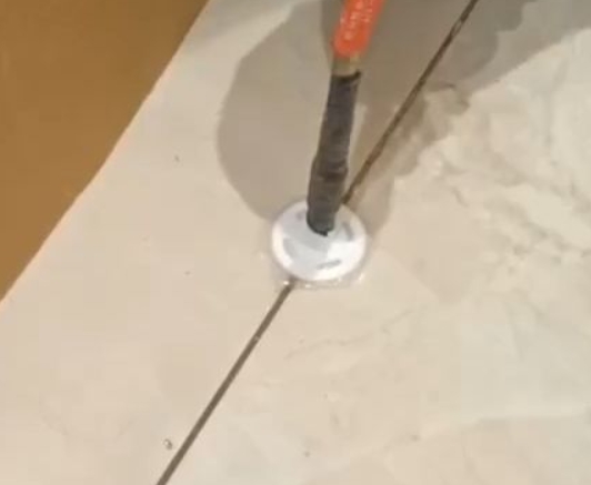 江岸瓷砖空鼓维修公司专业解答瓷砖在铺贴过程中，如果没有涂抹均匀到位的粘结材料（如水泥砂浆或瓷砖胶），可能会导致以下问题